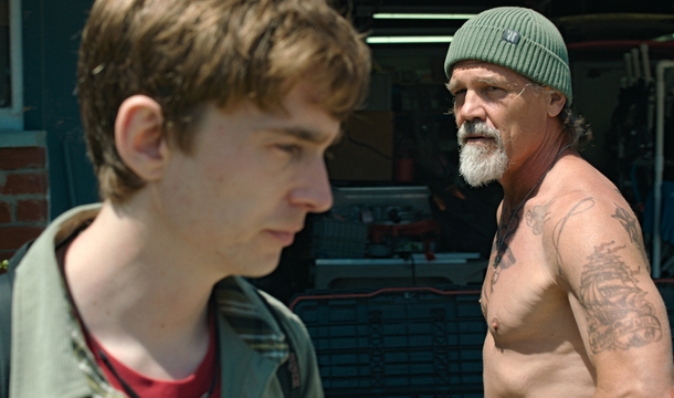 Austin Abrams und Josh Brolin in „Whalefall“ (Walt Disney)