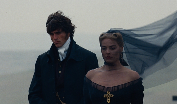 Jacob Elordi und Margot Robbie in „Wuthering Heights – Sturmhöhe“ (© Warner Bros.)