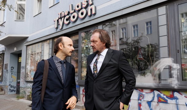 Leon Ullrich und Charly Hübner in „Der Held vom Bahnhof Friedrichstraße“ (© X-Verleih/Warner Bros.)