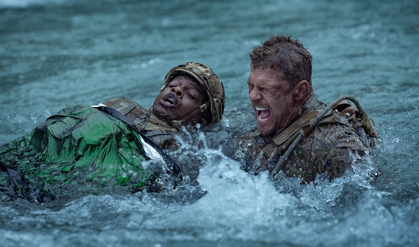 Stephan James und Alan Ritchson in „War Machine“ (© Netflix)