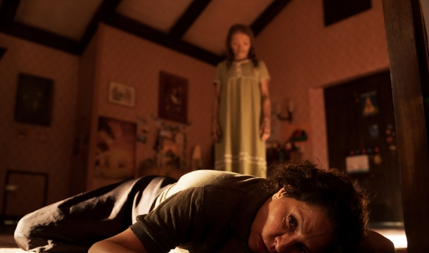 Laia Costa und Natalie Grace in „Lee Cronin's The Mummy“ (© Warner Bros.)
