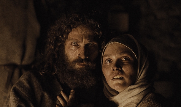 Aaron Taylor-Johnson und Lily-Rose Depp in „Werwulf“ (© Universal Pictures)