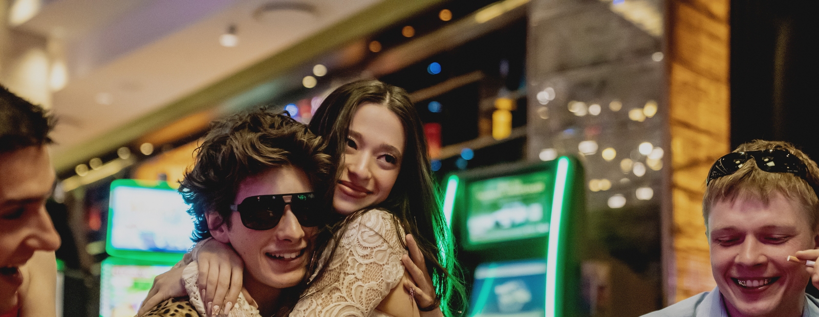 Mark Eidelshtein and Mikey Madison in „Anora“ (© Universal Pictures)