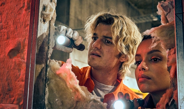 Joe Keery und Georgina Campbell in „Cold Storage“ (© StudioCanal)