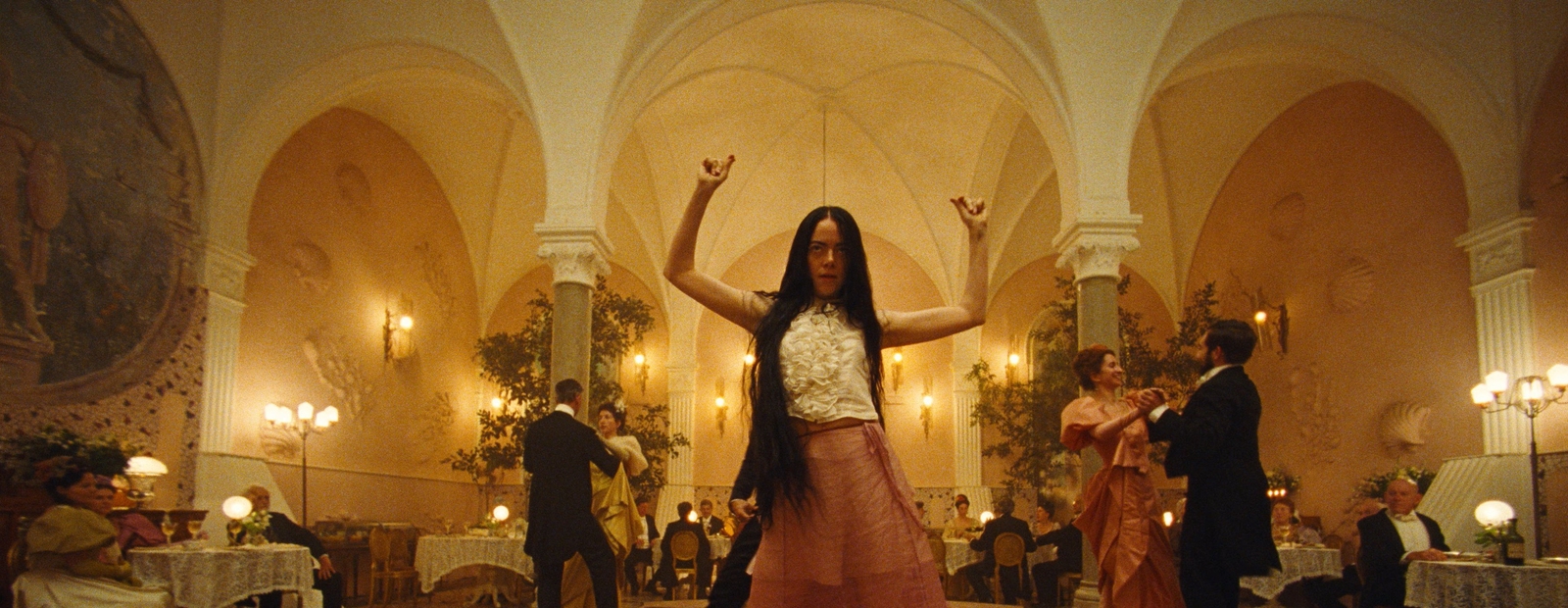 Emma Stone in „Poor Things“ (© Walt Disney)