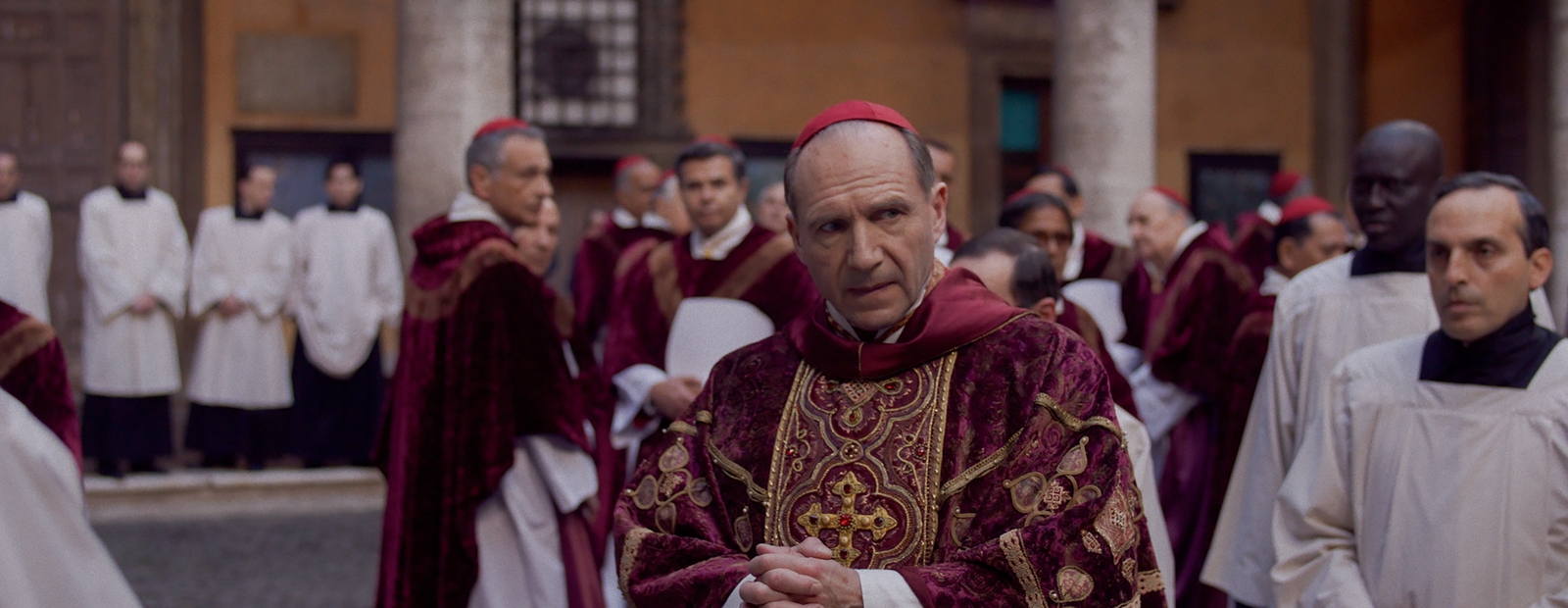 Ralph Fiennes in „Konklave“ (© Leonine Studios)