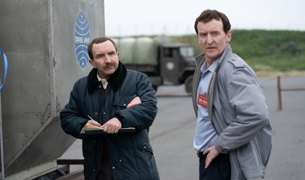 Eddie Marsan und Tony Curran in „The Bombing Of Pan Am 103“ (© Netflix)