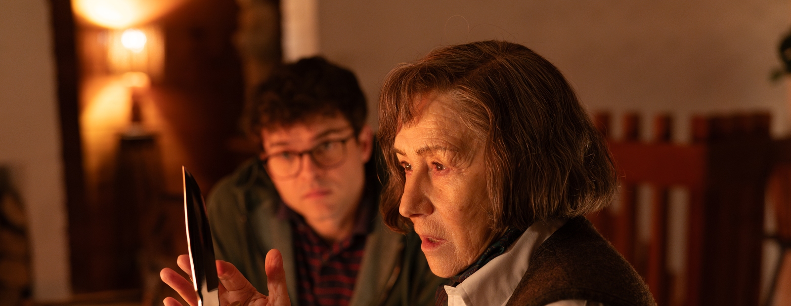 Alden Ehrenreich und Helen Mirren in „Ein Talent fürs Morden“ (Tobis Film)