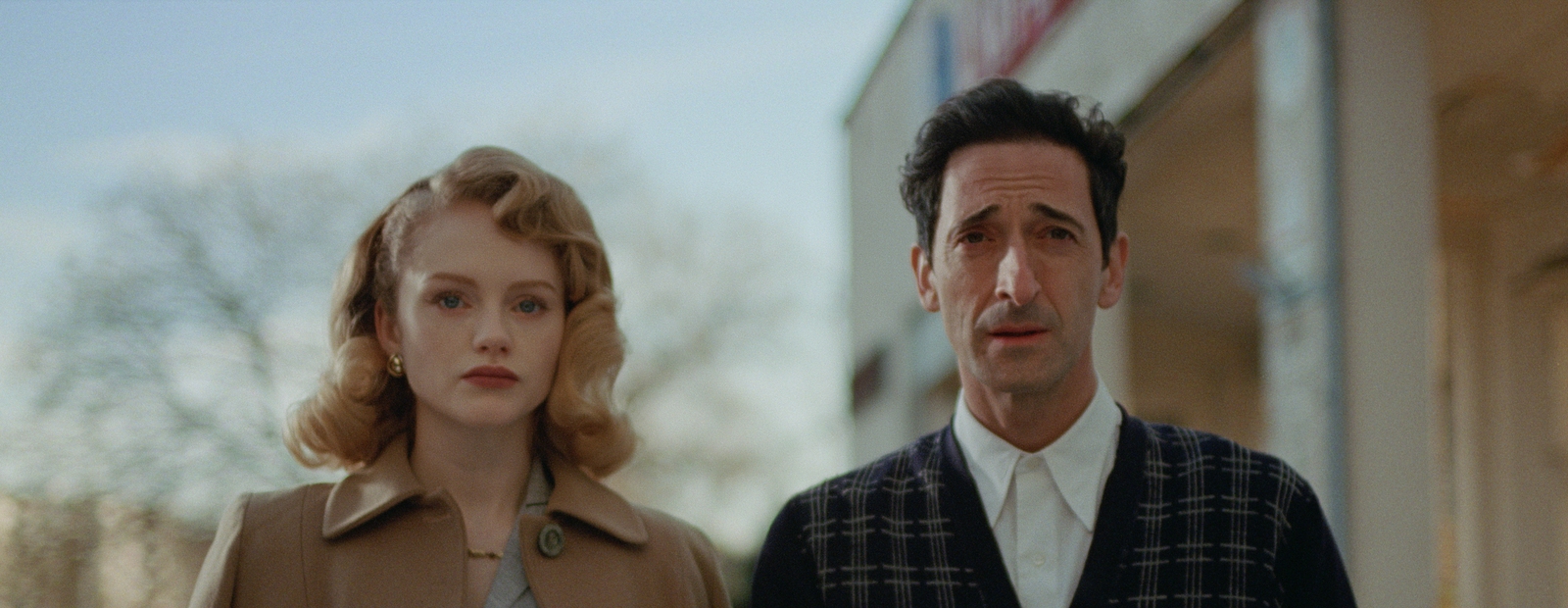 Emma Laird und Adrien Brody in „Der Brutalist“ (© Universal Pictures)