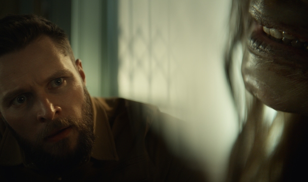 Jack Reynor und Natalie Grace in „Lee Cronin's The Mummy“ (© Warner Bros.)