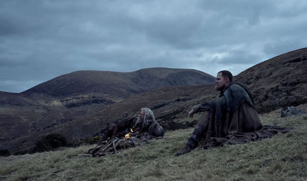 Hugh Jackman und Bill Skarsgård in „The Death Of Robin Hood“ (© DCM)