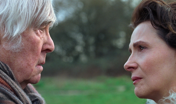 Tom Courtenay und Juliette Binoche in „Queen At Sea“ (© Seafaring)