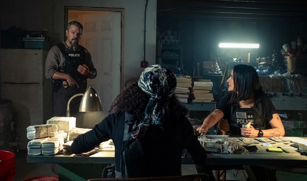 Matt Damon, Teyana Taylor und Catalina Sandino Moreno in „The RIP“ (© Netflix)