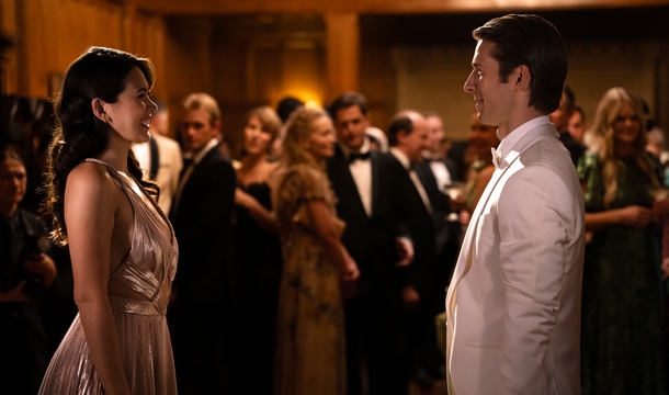 Jessica Henwick und Glen Powell in „How To Make A Killing – Todsicheres Erbe“ (© StudioCanal)