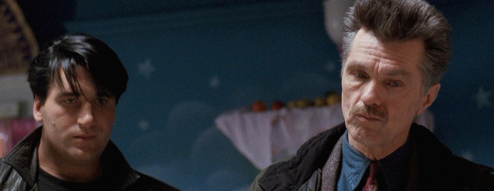 Daniel Baldwin und Tom Skerritt in „Knight Moves“ (© Warner Bros.)