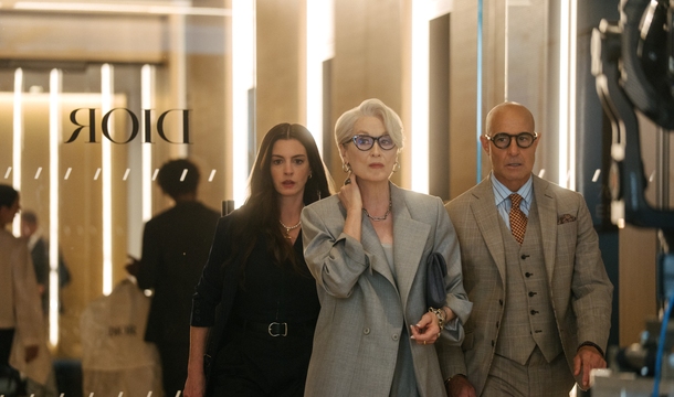 Anne Hathaway, Meryl Streep und Stanley Tucci in „Der Teufel trägt Prada 2“ (© Walt Disney)